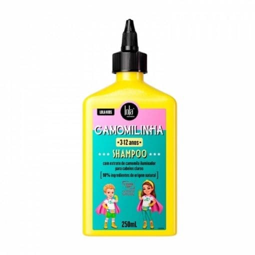 Lola Kids, Shampoo para cabelos claros. Limpa sem agredir os fios, deixando-os macios e iluminados. Com 98% de ingredientes de origem natural e infusão de Extratos de Camomila e Limão Siciliano, esta linha é ideal para cabelos claros, macios e iluminados. É um produto certificado natural, suave.