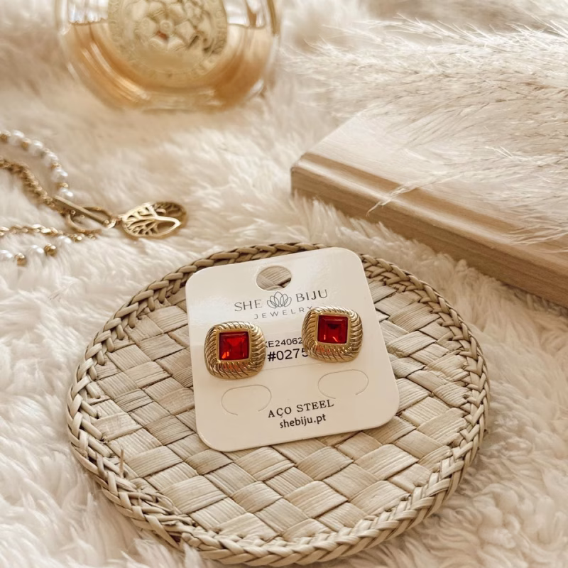 Bijuteria - Brincos Dourados e Vermelhos