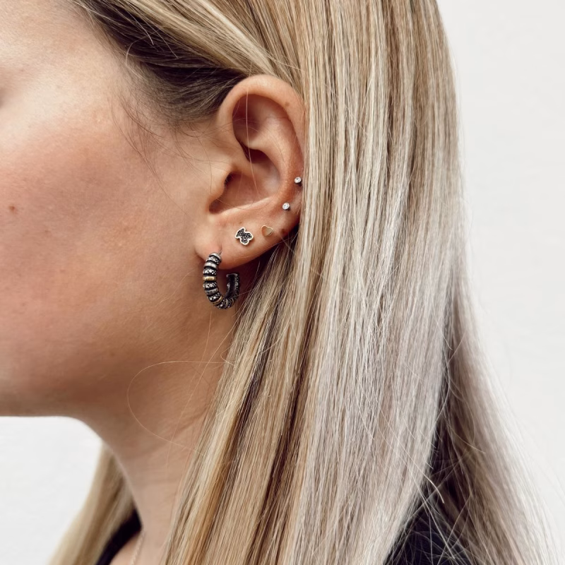 Bijuteria - Argolas pequenas douradas escuras prateadas