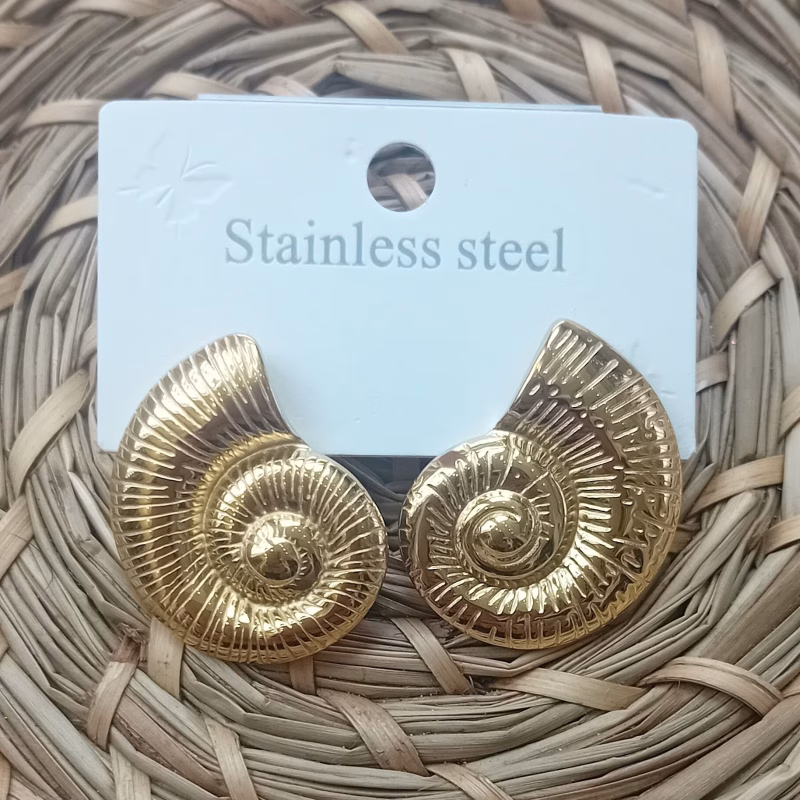 Brincos em forma de Concha/Espiral Cor dourada Aço inoxidável. Disponível também em Prateado A beleza está nos detalhes; complete seu look com um toque especial. Seja você mesma, e brilhe intensamente!