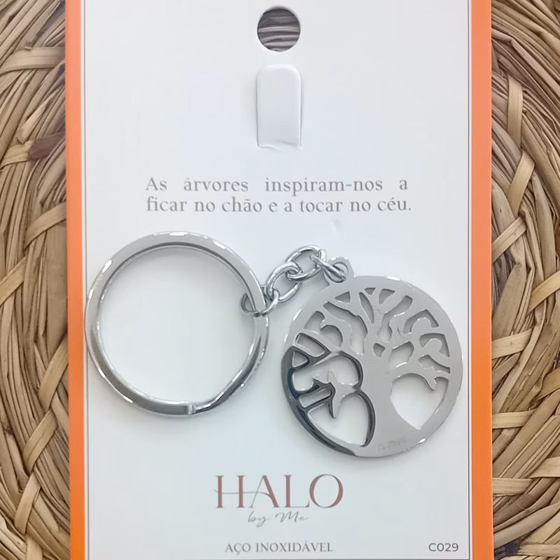 “As árvores inspiram-nos a ficar no chão e a tocar no céu.” Aço inoxidável Hipoalergênico & resistente à água Altura: 7,5cm Pendente: 3cm x 3cm Disponível em Prateado