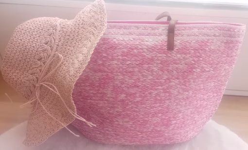 Acessórios - Saco de Praia Ref. 1136 Cor de Rosa Elegante e moderno saco de Praia, com fecho, dupla alça e bolso interior. Saco multifunções Alta qualidade Duradouro Disponível em várias cores: Azul; Cor de Laranja e Creme Um acessório indispensável para esta Primavera/Verão e são eco sustentáveis já que são desenvolvidos 100% em papel. Os sacos de praia são acessórios indispensáveis para passar um dia agradável à beira-mar ou ar livre,  combinando estilo e funcionalidade, permitindo que leve tudo o que precisa de forma organizada, prática e em grande estilo. São projetados para atender a todas as suas necessidades. Eles garantem que você tenha tudo à mão sem comprometer a organização.
