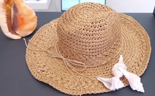 Acessórios - Chapéu de Sol Ref 31660 Castanho Chapéu de Sol feminino, dobrável de cor sólida e de abas largas. 100% Papel Cor: Creme Tamanho único Os chapéus de sol para além de uma “obrigação” são também um acessório de moda. E estes chapéus, para além de protegerem pois criam uma barreira para que o sol não cause agressão no nosso couro cabeludo; a entrega no design com este formato “Bucket” super tendência e nestas cores pastel que combinam com a vida; por fim, são eco sustentáveis já que são desenvolvidos 100% em papel.