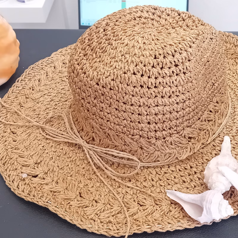 Acessórios - Chapéu de Sol Ref 31660 Castanho Chapéu de Sol feminino, dobrável de cor sólida e de abas largas. 100% Papel Cor: Creme Tamanho único Os chapéus de sol para além de uma “obrigação” são também um acessório de moda. E estes chapéus, para além de protegerem pois criam uma barreira para que o sol não cause agressão no nosso couro cabeludo; a entrega no design com este formato “Bucket” super tendência e nestas cores pastel que combinam com a vida; por fim, são eco sustentáveis já que são desenvolvidos 100% em papel.