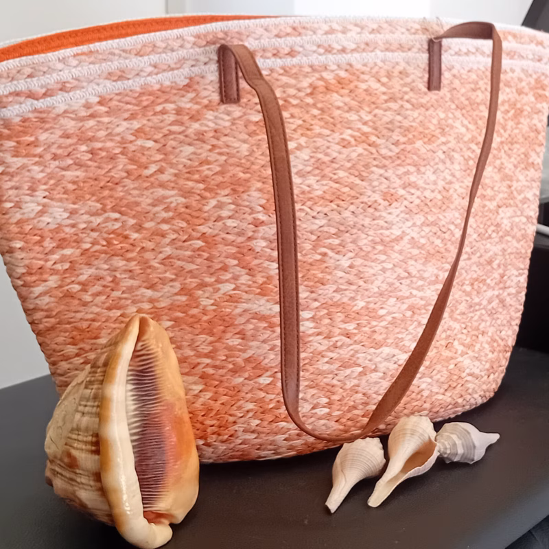 Acessórios - Saco de Praia Ref. 1136 Cor de Laranja Elegante e moderno saco de Praia, com fecho, dupla alça e bolso interior. Saco multifunções e duradouro. Disponível em várias cores: Azul; Cor de Rosa e Creme  Um acessório indispensável para esta Primavera/Verão