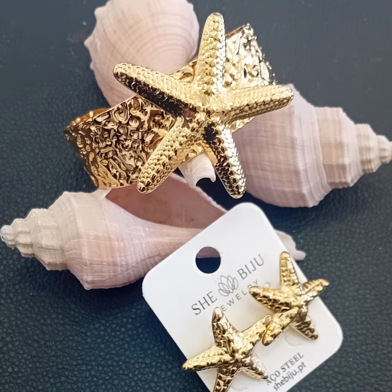 Bijuteria - Bracelete "Estrela do Mar" Dourada Ref. 2025/01 Aberta Dourada Aço Inoxidável Elegante Bracelete com uma Estrela do Mar, dourada, aberta e em aço inoxidável A beleza está nos detalhes; complete seu look  com os Brincos Estrela do Mar Dourados #013. Seja você mesma, e brilhe intensamente!