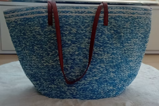 Acessórios - Saco de Praia Ref. 1136 Azul Elegante e moderno saco de Praia, com fecho, dupla alça e bolso interior. Saco multifunções Alta qualidade Duradouro Disponível em várias cores: Cor de Laranja; Cor de Rosa e Creme Um acessório indispensável para esta Primavera/Verão e são eco sustentáveis já que são desenvolvidos 100% em papel. Os sacos de praia são acessórios indispensáveis para passar um dia agradável à beira-mar ou ar livre,  combinando estilo e funcionalidade, permitindo que leve tudo o que precisa de forma organizada, prática e em grande estilo. São projetados para atender a todas as suas necessidades. Eles garantem que você tenha tudo à mão sem comprometer a organização.