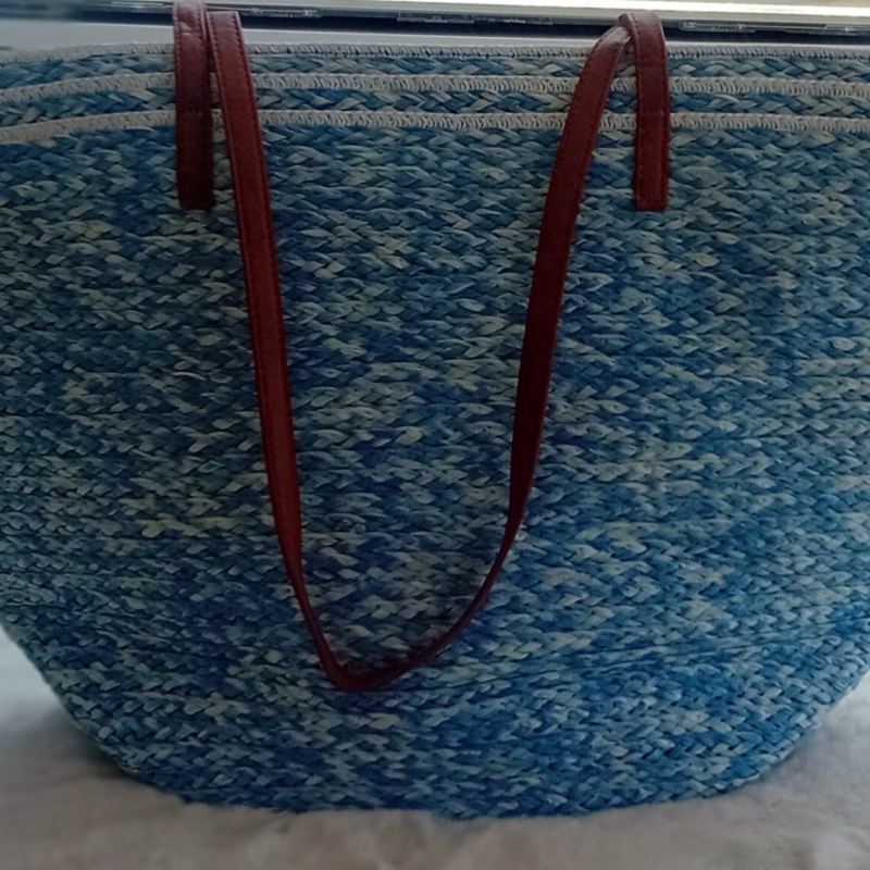 Acessórios - Saco de Praia Ref. 1136 Azul Elegante e moderno saco de Praia, com fecho, dupla alça e bolso interior. Saco multifunções Alta qualidade Duradouro Disponível em várias cores: Cor de Laranja; Cor de Rosa e Creme Um acessório indispensável para esta Primavera/Verão e são eco sustentáveis já que são desenvolvidos 100% em papel. Os sacos de praia são acessórios indispensáveis para passar um dia agradável à beira-mar ou ar livre,  combinando estilo e funcionalidade, permitindo que leve tudo o que precisa de forma organizada, prática e em grande estilo. São projetados para atender a todas as suas necessidades. Eles garantem que você tenha tudo à mão sem comprometer a organização.