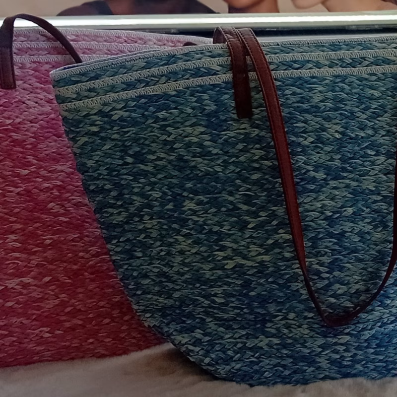 Acessórios - Saco de Praia Ref. 1136 Azul Elegante e moderno saco de Praia, com fecho, dupla alça e bolso interior. Saco multifunções Alta qualidade Duradouro Disponível em várias cores: Cor de Laranja; Cor de Rosa e Creme Um acessório indispensável para esta Primavera/Verão e são eco sustentáveis já que são desenvolvidos 100% em papel. Os sacos de praia são acessórios indispensáveis para passar um dia agradável à beira-mar ou ar livre,  combinando estilo e funcionalidade, permitindo que leve tudo o que precisa de forma organizada, prática e em grande estilo. São projetados para atender a todas as suas necessidades. Eles garantem que você tenha tudo à mão sem comprometer a organização.