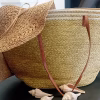 Acessórios - Saco de Praia Ref. 1136 Creme Elegante e moderno saco de Praia, com fecho, dupla alça e bolso interior. Saco multifunções Alta qualidade Duradouro Disponível em várias cores: Azul; Cor de Rosa e Cor de Laranja Um acessório indispensável para esta Primavera/Verão e são eco sustentáveis já que são desenvolvidos 100% em papel. Os sacos de praia são acessórios indispensáveis para passar um dia agradável à beira-mar ou ar livre,  combinando estilo e funcionalidade, permitindo que leve tudo o que precisa de forma organizada, prática e em grande estilo. São projetados para atender a todas as suas necessidades. Eles garantem que você tenha tudo à mão sem comprometer a organização.