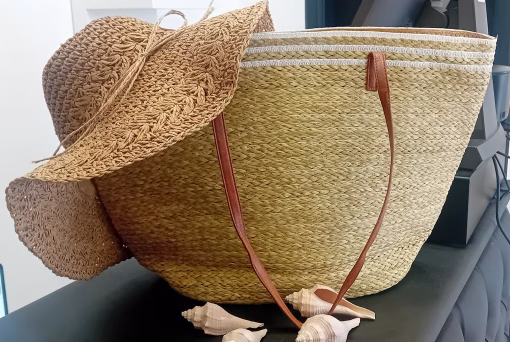 Acessórios - Saco de Praia Ref. 1136 Creme Elegante e moderno saco de Praia, com fecho, dupla alça e bolso interior. Saco multifunções Alta qualidade Duradouro Disponível em várias cores: Azul; Cor de Rosa e Cor de Laranja Um acessório indispensável para esta Primavera/Verão e são eco sustentáveis já que são desenvolvidos 100% em papel. Os sacos de praia são acessórios indispensáveis para passar um dia agradável à beira-mar ou ar livre,  combinando estilo e funcionalidade, permitindo que leve tudo o que precisa de forma organizada, prática e em grande estilo. São projetados para atender a todas as suas necessidades. Eles garantem que você tenha tudo à mão sem comprometer a organização.