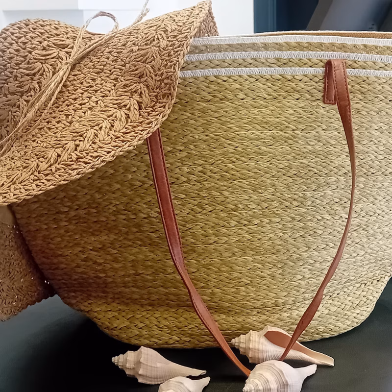 Acessórios - Saco de Praia Ref. 1136 Creme Elegante e moderno saco de Praia, com fecho, dupla alça e bolso interior. Saco multifunções Alta qualidade Duradouro Disponível em várias cores: Azul; Cor de Rosa e Cor de Laranja Um acessório indispensável para esta Primavera/Verão e são eco sustentáveis já que são desenvolvidos 100% em papel. Os sacos de praia são acessórios indispensáveis para passar um dia agradável à beira-mar ou ar livre,  combinando estilo e funcionalidade, permitindo que leve tudo o que precisa de forma organizada, prática e em grande estilo. São projetados para atender a todas as suas necessidades. Eles garantem que você tenha tudo à mão sem comprometer a organização.