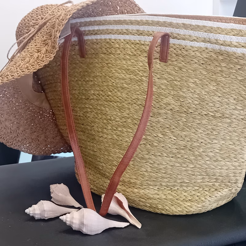 Acessórios - Saco de Praia Ref. 1136 Creme Elegante e moderno saco de Praia, com fecho, dupla alça e bolso interior. Saco multifunções Alta qualidade Duradouro Disponível em várias cores: Azul; Cor de Rosa e Cor de Laranja Um acessório indispensável para esta Primavera/Verão e são eco sustentáveis já que são desenvolvidos 100% em papel. Os sacos de praia são acessórios indispensáveis para passar um dia agradável à beira-mar ou ar livre,  combinando estilo e funcionalidade, permitindo que leve tudo o que precisa de forma organizada, prática e em grande estilo. São projetados para atender a todas as suas necessidades. Eles garantem que você tenha tudo à mão sem comprometer a organização.