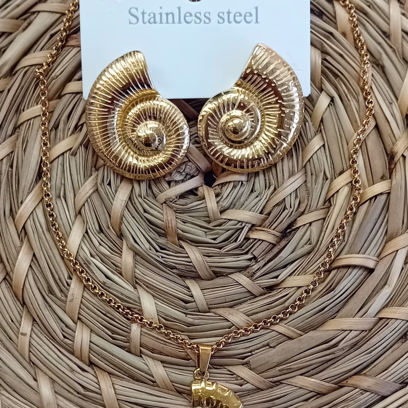 Brincos em forma de Concha/Espiral Cor dourada Aço inoxidável. Disponível também em Prateado A beleza está nos detalhes; complete seu look com um toque especial. Seja você mesma, e brilhe intensamente!