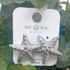 Bijuteria - Brincos Estrela do Mar Prateados #019 Brincos em forma de Estrela do Mar Aço Inoxidável Disponível em Dourado Opção de comprar em conjunto com o fio A beleza está nos detalhes; complete seu look com um toque especial. Seja você mesma, e brilhe intensamente!