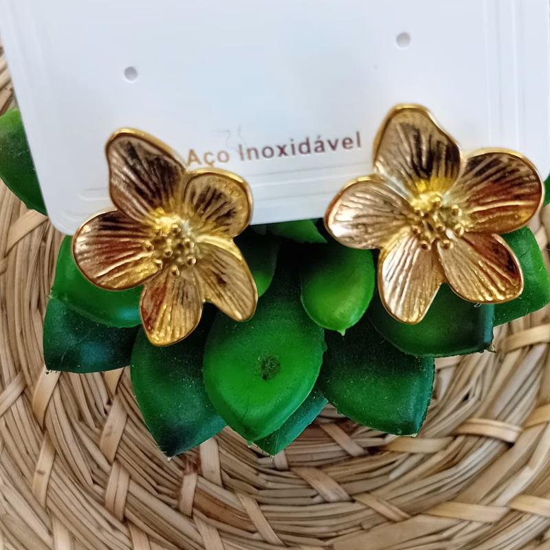 Bijuteria - Brincos Flores Douradas #0149 Brincos em forma de flores, em cor dourada e em aço inoxidável. A beleza está nos detalhes; complete seu look com um toque especial. Seja você mesma, e brilhe intensamente!