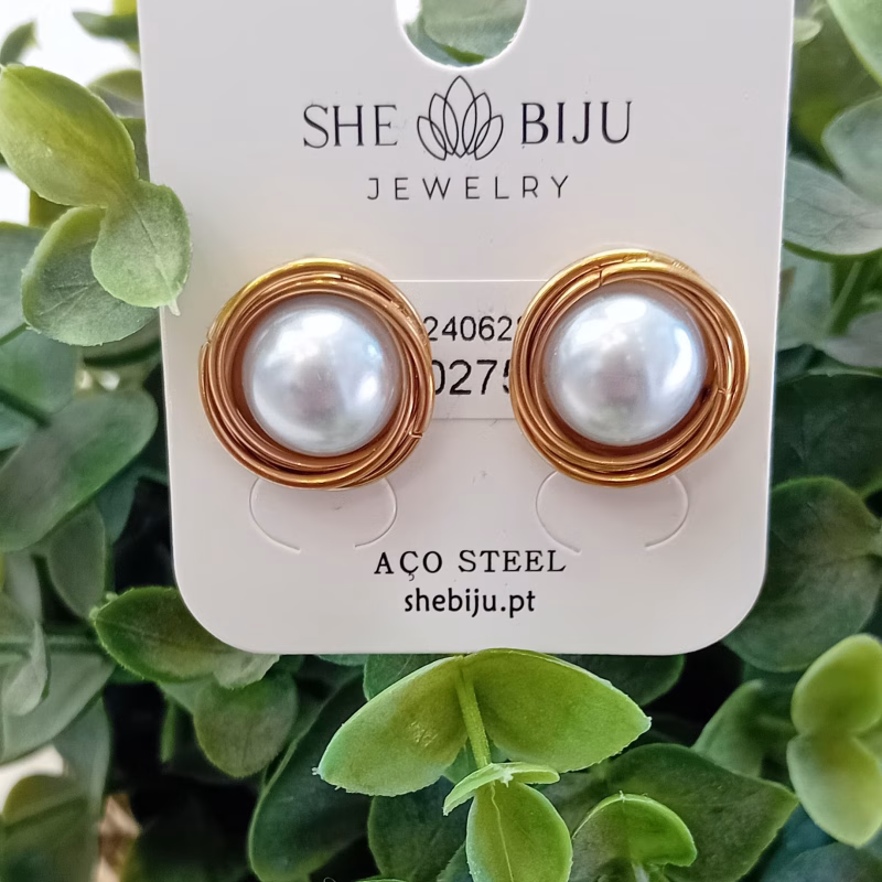 Bijuteria - Brincos Pérola Dourados #016 Brincos redondos com Pérola Imitação de Pérola Aço Inoxidável A beleza está nos detalhes; complete seu look com um toque especial. Seja você mesma, e brilhe intensamente!