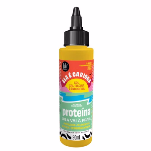 Lola ELA É CARIOCA Mini Proteína 90ml é aquele verdadeiro salva-cabelos para quem adora praia, piscina ou simplesmente sente que o cabelo precisa de um boost imediato de força, brilho e definição. Esta proteína multifunções é rica em ceramidas, mate do rio e um complexo proteico de arroz, ingredientes que alinham cabelos lisos, definem caracóis e dão proteção extra aos fios contra agressões do sol, sal e cloro. A fórmula é leve, não pesa e deixa o cabelo incrivelmente macio, sedoso e com um perfume fresco e suave, perfeito para um ritual de cuidado rápido e prático — sempre com aquela vibe descontraída do Rio, mas à medida do dia-a-dia em Portugal. Família olfativa e experiência: Perfume leve e refrescante com nuances herbais e um leve toque doce. A textura é cremosa e envolvente, absorvida rapidamente sem deixar resíduos ou sensação oleosa. Composição e benefícios: Enriquecida com ceramidas, mate do rio e proteína de arroz, esta mini proteína reforça a estrutura do fio, combate a quebra, hidrata profundamente e protege dos danos causados pelo sol, mar ou piscina. Não contém parabenos nem sais, o que resulta num cuidado mais seguro e amigo dos cabelos frágeis, quimicamente tratados ou pintados. Como usar: Bálsamo Noturno: Aplica 2 a 4 doses nos cabelos secos ou húmidos antes de dormir, passando do comprimento às pontas. Não enxagues — deixa atuar pelo menos 10 minutos ou durante a noite. Na lavagem seguinte, usa o shampoo e máscara da mesma linha para um tratamento completo. Pré Sol e Academia: Distribui generosamente pelos fios antes de ires para a praia, piscina ou treinar. Repete após cada mergulho. Leave In: Usa uma pequena quantidade no cabelo limpo e húmido, sem enxaguar. Seca ao ar ou com secador e finaliza como preferires. Perguntas Frequentes: Posso usar mesmo em cabelos finos ou oleosos? Sim! A fórmula é leve e adaptada para todos os tipos de cabelo, não pesa e não deixa resíduos. Ajuda a prevenir danos de sol e cloro? Ajuda sim — os ativos presentes criam uma película protetora que reduz o ressecamento, conserva a hidratação e mantém os fios bonitos mesmo após exposição solar ou mergulhos.