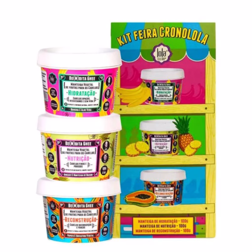 LOLA - Kit Feira CRONOLOLA Bendita Ghee Tratamento: Hidratação, Nutrição, Reconstrução Tipo de Cabelo: Todos os tipos de cabelo BANANA - Não sou uma máscara comum mas sim uma Ghee. Sou uma manteiga de frutas vegana, vegetal e orgânica, para tratamento capilar. Sou feita com água de coco, conhecida por ser muito rica em aminoácidos, e isso me faz muito melhor! Minha textura já está perfeita para aplicação nos cabelos, não há necessidade de me aquecer. Ah, e embora o meu nome de manteiga, eu não sou comestível! Meu perfume vem de óleos essenciais e de fragrâncias com solventes vegetais, dessa forma mantenho o meu glamour. Sou produto para uso capilar apenas, e maravilhoso (por que sou modesta).  ABACAXI - A Hidratação Lola Be(M)dita Ghee Abacaxi promove a reposição de nutrientes e óleos saudáveis aos fios. Indicada para cabelos finos e porosos, a hidratação possui textura de manteiga vegetal à base de água de coco, além de abacaxi e manteigas de bacuri e cacau, ingredientes que repõem os nutrientes para tornar os fios mais resistentes e proporcionar um crescimento saudável. A Hidratação Lola Be(M)dita Ghee Abacaxi devolve lipídeos à fibra capilar para garantir a vitalidade e combater a porosidade e o ressecamento. MAMÃO - A Manteiga Capilar Lola Be(M)dita Ghee Reconstrução é uma máscara de frutas vegana, vegetal e orgânica, para um tratamento capilar, à base de água de coco. Sua poderosa fórmula com ativos vegetais da papaya, aminoácidos e a queratina vegetal, ajuda a devolver a força, resistência e a maleabilidade para os cabelos quebradiços e frágeis. Be(M)dita Ghee Reconstrução proporciona uma reconstrução babadeira para nenhum cabelo fraco e quebradiço botar defeito. Ela devolve todos os nutrientes que seu belo cabelo precisa e de quebra ainda deixa aquele brilho mara. Além disso a Manteiga Capilar Lola Be(M)dita Ghee Nutrição é liberada para as técnicas Low e No Poo, além de possuir uma suave fragrância de óleos essenciais.