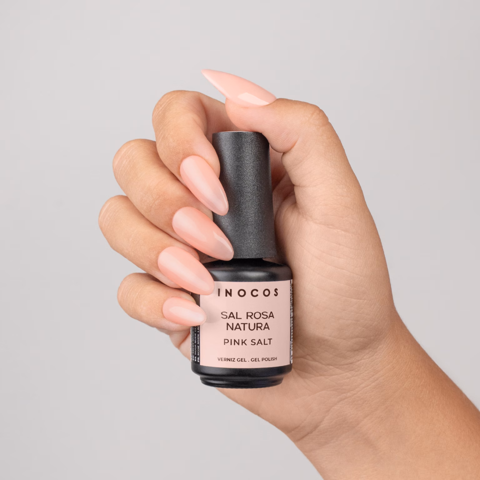 INOCOS - Verniz Gel Sal Rosa Natura Verniz Gel com fórmula duradoura e pigmentada REF. 91.18.493 Apresentamos-te o Verniz Gel INOCOS Sal Rosa da Coleção Natura Lovers Spice Edition. Cor Rosa Nude Leitoso. Detalhes: Verniz Gel Vegan Quantidade: 15ml Modo de uso: Após a aplicação da Base, aplica uma ou duas camadas finas de Verniz Gel. Catalisa em Lâmpada UV (120s) ou LED (60s). PRECAUÇÕES: USO PROFISSIONAL. EVITAR CONTACTO COM A PELE, PODE PROVOCAR REAÇÃO ALÉRGICA. LER AS INSTRUÇÕES DE USO. MANTER FORA DO ALCANCE DAS CRIANÇAS. ARMAZENAR FECHADO, SEM EXPOSIÇÃO À LUZ.