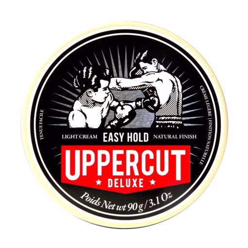 UPPERCUT - Easy Hold 90g Uppercut Deluxe Easy Hold foi especialmente formulado para dar uma fixação leve e um acabamento fosco natural. A solução para um estilo sem complicações. Adequado para qualquer tipo ou comprimento de cabelo, a base cremosa desliza no cabelo e define um estilo natural sem peso, sem esforço. Especialmente desenvolvido para dar textura, volume e controle de luz com um acabamento suave e sem sinal visível de produto. Como aplicar: Aplique nos cabelos molhados ou secos que foram lavados com Uppercut Deluxe Everyday Shampoo e Everyday Conditioner. Seque o cabelo com secador para maior volume, comece aplicando uma pequena quantidade do produto nas palmas das mãos secas e espalhe uniformemente nas duas mãos. Aplique uma pequena quantidade na área da franja usando as pontas dos dedos e espalhe o produto uniformemente em todo o cabelo, trabalhando da parte de trás da cabeça para a frente. O produto é à base de água, por isso sai com facilidade.