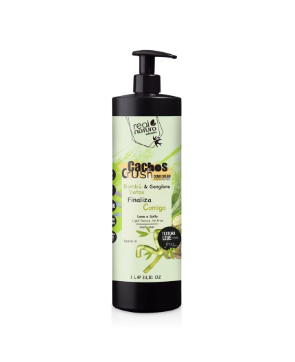 REAL NATURA - CREME DE PENTEAR CACHOS CRUSH BAMBÚ E GENGIBRE 1LT Com textura leve e ação anti-frizz, desembaraça e define, sem pesar os cachos. Os seus ingredientes naturais promovem um detox e é ideal para a transição capilar. Modo de Aplicação: Aplicar nos cabelos limpos, distribuindo uniformemente desde o centro até às pontas e modelar como desejar. Não é necessário enxaguar. Ingredientes de possível interesse: EXTRATO VEGETAL BAMBOO: promove hidratação profunda, fortalecimento dos fios, redução da quebra e estimulação do crescimento. Ele é rico em aminoácidos e proteínas, que ajudam na reconstrução da fibra capilar e na recuperação de cabelos danificados. Além disso, o extrato de bambu contém vitaminas, minerais e oligoelementos que nutrem e revitalizam os fios, tornando-os mais resistentes e flexíveis.  GENGIBRE: contribui para a hidratação e restauração dos fios, tornando-os mais fortes e resistentes.  ÓLEO VEGETAL GRAINHA UVA: é um excelente hidratante para os cabelos, especialmente para as pontas que ficam mais ressecadas. Também evita a queda de cabelo e a quebra dos fios.