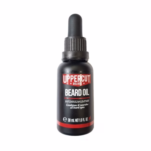 UPPERCUT - Beard Oil 30ml Uppercut Deluxe Beard Oil foi formulado para condicionar a barba. Um óleo leve, não oleoso, com uma fragrância de Patchouli e Couro. Com óleos de argão, jojoba, abacate e alecrim, o óleo de barba Uppercut intencionalmente mais fluído que os óleos tradicionais, foi concebido especificamente para suavizar, condicionar e nutrir todos os tipos de barba, oferecendo uma aplicação mais suave e um acabamento mais leve. Como aplicar Uppercut Beard Oil 30ml Aplicar diretamente na barba ou nas mãos. Massajar o óleo em toda a barba e pele até espalhar uniformemente por toda parte.