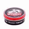Uppercut Deluxe Waterbased Pomade 100g com fixação forte e a quantidade certa de brilho, que não seca, este Pomada tem tudo. A melhor parte... lava-se sem problemas.A Pomada Deluxe foi desenvolvida para o homem mais exigente que tem um estilo particular em mente. Perfeito para a aparência clássica e intemporal. Como usar a Waterbased Pomade: Aplique nos cabelos secos lavados com o shampoo Uppercut Deluxe. Comece por trabalhar uma pequena quantidade de produto nas palmas das mãos secas. Certifique-se de espalhar uniformemente pelas duas mãos. Aplique uma pequena quantidade na área da franja usando as pontas dos dedos e, em seguida, trabalhe a partir da parte de trás da cabeça para frente, distribuindo o produto uniformemente por todo o cabelo. Modele o cabelo com a aparência desejada usando os dedos ou um pente da nossa gama de acessórios.