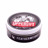 Uppercut Featherweight Haircream 70g foi desenvolvido para quem gosta de mudar seu penteado regularmente. Um favorito entre os barbeiros e por um bom motivo. O Featherweight foi desenhado para se adequar a estilos mais curtos e texturizados sem ter uma aparência brilhante ou molhada. É perfeito para pessoas com cabelos mais finos, sendo forte o suficiente para lidar com estilos mais grossos. O Featherweight faz algo que nenhum outro produto de barbering faz... encaixa num estilo curto durante todo o dia e sai com a mesma facilidade no final. Como usar o Featherweight Haircream: Aplique nos cabelos secos lavados com o shampoo Uppercut Deluxe. Comece por trabalhar uma pequena quantidade de produto nas palmas das mãos secas. Certifique-se de espalhar uniformemente pelas duas mãos. Aplique uma pequena quantidade na área da franja usando as pontas dos dedos e, em seguida, trabalhe a partir da parte de trás da cabeça para frente, distribuindo o produto uniformemente por todo o cabelo. Modele o cabelo com a aparência desejada usando os dedos ou um pente da nossa gama de acessórios.