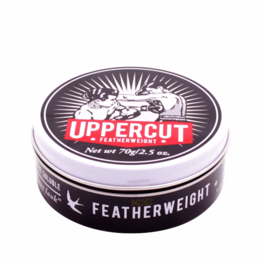Uppercut Featherweight Haircream 70g foi desenvolvido para quem gosta de mudar seu penteado regularmente. Um favorito entre os barbeiros e por um bom motivo. O Featherweight foi desenhado para se adequar a estilos mais curtos e texturizados sem ter uma aparência brilhante ou molhada. É perfeito para pessoas com cabelos mais finos, sendo forte o suficiente para lidar com estilos mais grossos. O Featherweight faz algo que nenhum outro produto de barbering faz... encaixa num estilo curto durante todo o dia e sai com a mesma facilidade no final. Como usar o Featherweight Haircream: Aplique nos cabelos secos lavados com o shampoo Uppercut Deluxe. Comece por trabalhar uma pequena quantidade de produto nas palmas das mãos secas. Certifique-se de espalhar uniformemente pelas duas mãos. Aplique uma pequena quantidade na área da franja usando as pontas dos dedos e, em seguida, trabalhe a partir da parte de trás da cabeça para frente, distribuindo o produto uniformemente por todo o cabelo. Modele o cabelo com a aparência desejada usando os dedos ou um pente da nossa gama de acessórios.