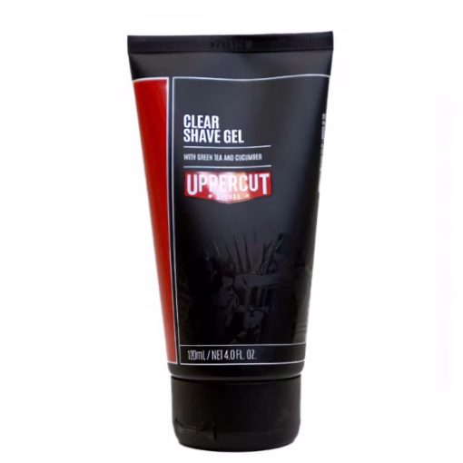 UPPERCUT - Deluxe Clear Shave Gel 120ml Uppercut Deluxe Clear Shave Gel 120ml é o gel de barbear perfeito para quem valoriza precisão, conforto e frescura em cada passagem da lâmina. Graças à sua textura transparente, permite ver exatamente onde o barbeador passa, tornando-o ideal para desenhar contornos, aparar a barba ou fazer um barbear rente e seguro sem surpresas.  Família sensorial: fórmula leve, refrescante e hidratante, indicada para peles normais e oleosas — deixa uma sensação fresca imediata, sem pesar ou deixar a pele gordurosa. Ao aplicar, sentes a pele suave, protegida e hidratada, com efeito calmante que minimiza irritações e vermelhidão. Composição e benefícios: enriquecido com extratos de pepino e chá verde, dois ingredientes reconhecidos pelas propriedades adstringentes, calmantes e hidratantes. O gel ajuda a controlar a oleosidade, refresca intensamente e protege a pele durante o barbear, evitando microcortes, borbulhas e peles ressacadas graças à sua ação anti-irritante. Ideal tanto para o barbear do dia a dia como para retoques rápidos que exigem máxima precisão. Como usar: Aplica uma pequena quantidade do gel transparente diretamente sobre a pele limpa e húmida, espalha suavemente até cobrir a zona a ser barbeada e segue com a tua lâmina favorita — simples, eficaz e sem necessidade de enxaguamento excessivo. Após o barbear, basta enxaguar o rosto com água fria para fechar os poros.
