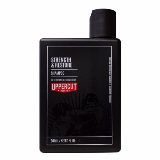 UPPERCUT - Deluxe Strength & Restore Shampoo 240ml Eleve a sua rotina de cuidado capilar com o Uppercut Deluxe Strength & Restore Shampoo. Este frasco de 240ml é um testemunho do cuidado capilar superior, combinando funcionalidade com indulgência para transformar o seu cabelo de dentro para fora. Desenhado para o indivíduo moderno, este shampoo destina-se a todos os tipos de cabelo, oferecendo uma solução universal para aqueles que procuram restauração e força nos seus fios. Infundido com uma mistura invigorante de Mandarina, Patchouli e Especiarias, este shampoo não só limpa, mas também proporciona uma experiência sensorial que o deixa a sentir-se refrescado e rejuvenescido. A sua fórmula foi criada para uso diário, removendo suavemente as impurezas enquanto fortalece as fibras capilares, promovendo um cabelo mais saudável, forte e resiliente. Quer tenha cabelo liso, encaracolado, grosso ou fino, o Uppercut Deluxe Strength & Restore Shampoo trabalha para reviver a beleza natural do seu cabelo. Penetra profundamente para nutrir o couro cabeludo e os fios, reparando danos e prevenindo futuras quebras. O resultado é um cabelo que parece e se sente visivelmente mais saudável, com um brilho e suavidade melhorados que duram. Faça do Uppercut Deluxe Strength & Restore Shampoo um elemento essencial no seu ritual diário de grooming. A sua mistura de ingredientes naturais e óleos essenciais não só melhora a saúde do seu cabelo, mas também transforma a lavagem numa experiência de luxo. Saia com confiança, sabendo que o seu cabelo está na sua melhor condição, pronto para enfrentar o dia que vem pela frente. Descubra a diferença com o Uppercut Deluxe. Porque o seu cabelo merece o melhor.