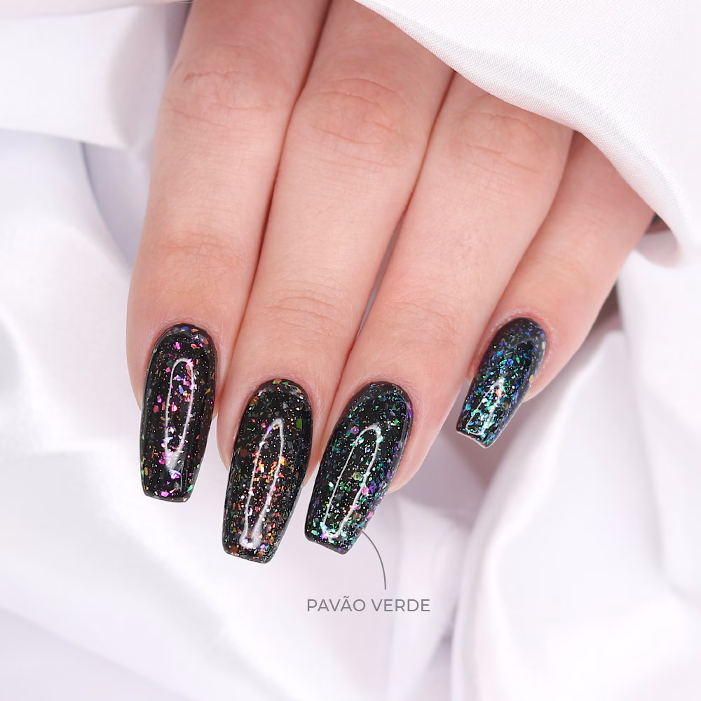 Apresentamos-te o Verniz Gel INOCOS Pavão Verde da Coleção Efeito Pavão. Cores Verde, Azul e Roxo. Acabamento Brilho/Metalizado.Efeito Transparente. Detalhes: Verniz Gel Vegan & Cruelty Free Quantidade: 15ml Modo de uso: Após a aplicação da base, aplica uma ou duas camadas finas de verniz de gel. Catalisa em Lâmpada UV (120s) ou LED (60s).