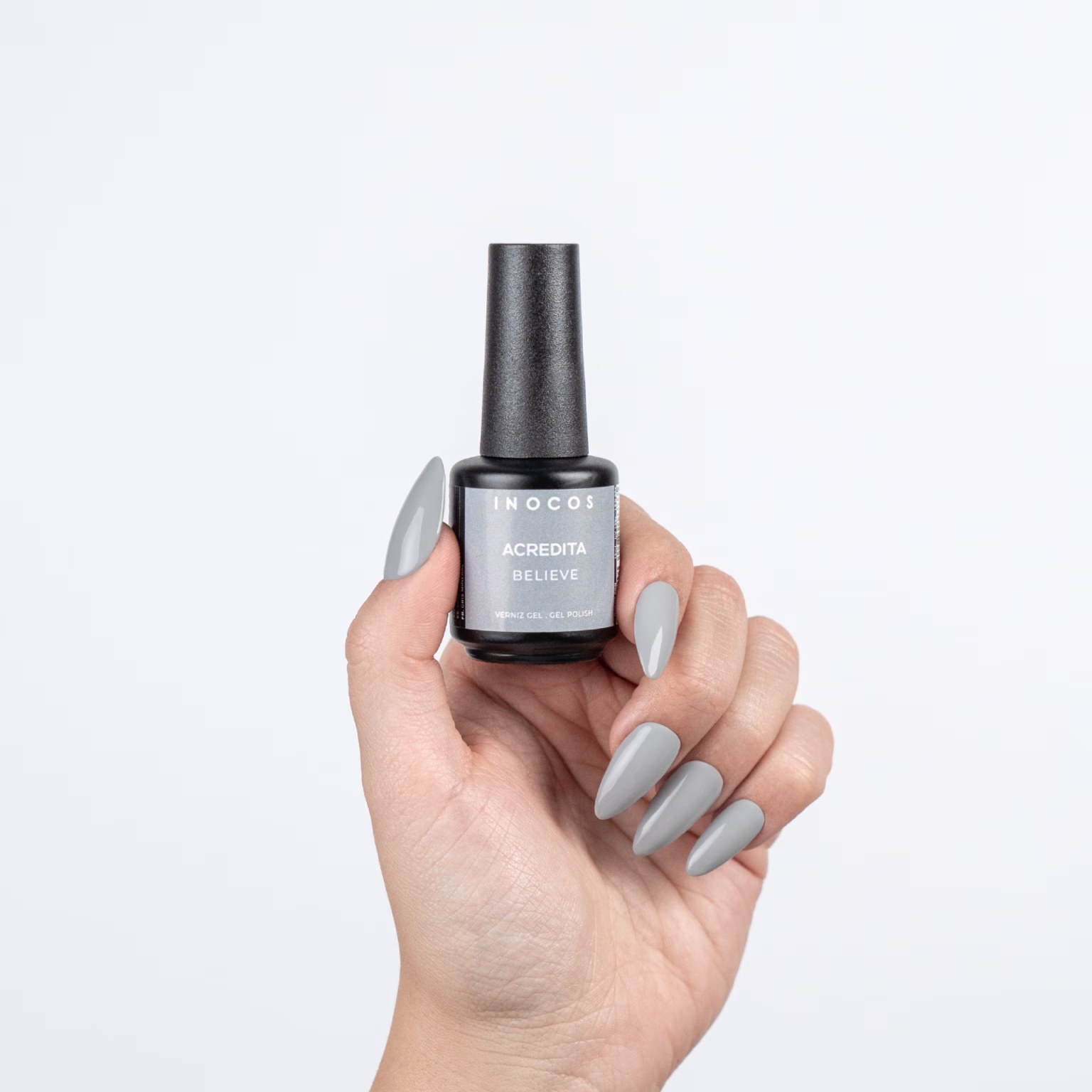 Verniz Gel com fórmula duradoura e pigmentada Apresentamos-te o Verniz Gel INOCOS Acredita da Coleção Tudo Se Faz. Cor Cinza Mineral. Detalhes: Verniz Gel Vegan Quantidade: 15ml Modo de uso: Após a aplicação da Base, aplica uma ou duas camadas finas de Verniz Gel. Catalisa em Lâmpada UV (120s) ou LED (60s). PRECAUÇÕES: USO PROFISSIONAL. EVITAR CONTACTO COM A PELE, PODE PROVOCAR REAÇÃO ALÉRGICA. LER AS INSTRUÇÕES DE USO. MANTER FORA DO ALCANCE DAS CRIANÇAS. ARMAZENAR FECHADO, SEM EXPOSIÇÃO À LUZ.
