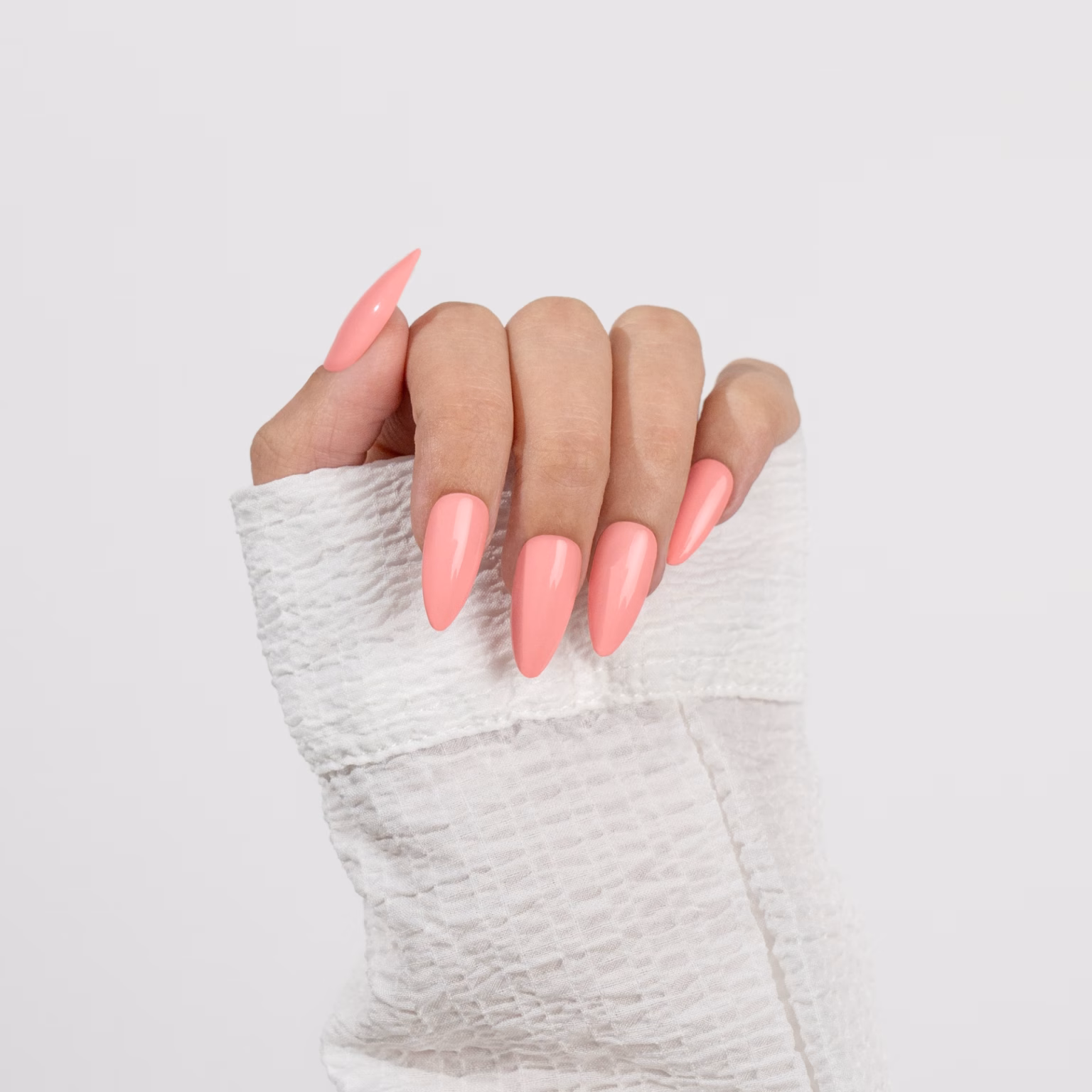 Verniz Gel com fórmula duradoura e pigmentada Apresentamos-te o Verniz Gel INOCOS Fingi Que Não Vi da Coleção Sem Regras. Cor Coral Salmão. Detalhes: Verniz Gel Vegan Quantidade: 15ml Modo de uso: Após a aplicação da Base, aplica uma ou duas camadas finas de Verniz Gel. Catalisa em Lâmpada UV (120s) ou LED (60s). PRECAUÇÕES: USO PROFISSIONAL. EVITAR CONTACTO COM A PELE, PODE PROVOCAR REAÇÃO ALÉRGICA. LER AS INSTRUÇÕES DE USO. MANTER FORA DO ALCANCE DAS CRIANÇAS. ARMAZENAR FECHADO, SEM EXPOSIÇÃO À LUZ.