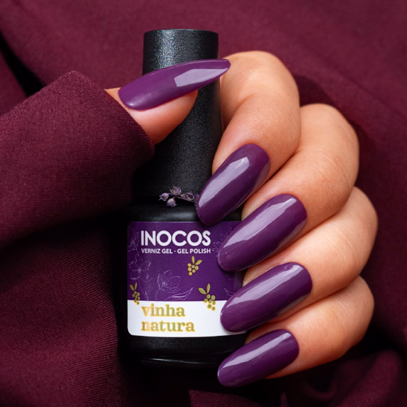 Verniz Gel Violeta com fórmula duradoura e pigmentada REF. 91.18.409 Apresentamos-te o Verniz Gel INOCOS Vinha Natura da Coleção Natura Lovers Wine Edition. Cor Violeta. Detalhes: Verniz Gel Vegan & Cruelty Free Quantidade: 15ml Modo de uso: Após a aplicação da Base, aplica uma ou duas camadas finas de Verniz Gel. Catalisa em Lâmpada UV (160s) ou LED (60s).