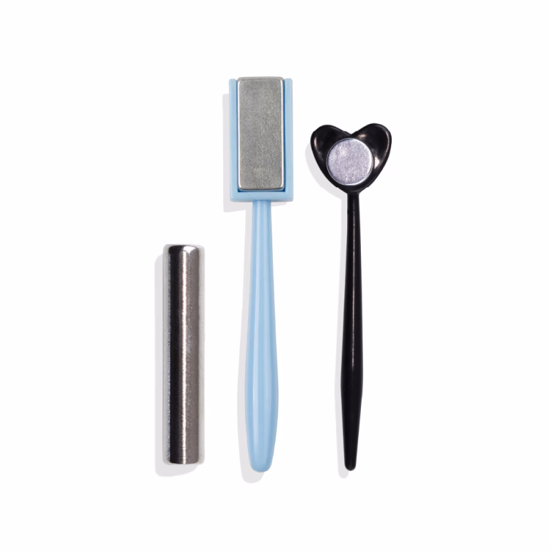 REF. 93.03.021 O Pack 3 ímanes Cateye possui 3 formatos: Cilindro, Círculo e Retângulo. É ideal para criar efeitos em Nail Art, dependendo do íman utilizado, da proximidade da cor e do ângulo. Modo de Uso: 1- Aplicar Verniz Gel cor. Catalisar. 2- Aplicar uma camada de verniz gel Cateye. Não catalisar. 3- Aproximar o íman da unha para criar o efeito pretendido. Catalisar. 4- Finalizar com uma camada de top coat. Catalisar. Detalhes: Vegan