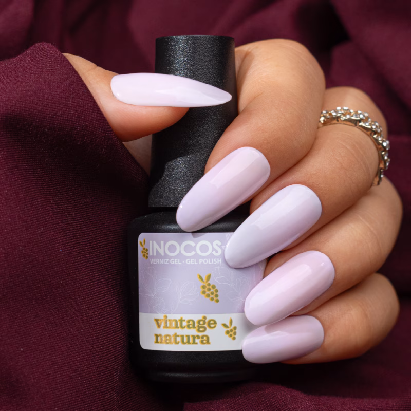 Verniz Gel Violeta com fórmula duradoura e pigmentada REF. 91.18.404 Apresentamos-te o Verniz Gel INOCOS Vintage Natura da Coleção Natura Lovers Wine Edition. Cor Violeta. Detalhes: Verniz Gel Vegan Quantidade: 15ml Modo de uso: Após a aplicação da Base, aplica uma ou duas camadas finas de Verniz Gel. Catalisa em Lâmpada UV (120s) ou LED (60s). PRECAUÇÕES: USO PROFISSIONAL. EVITAR CONTACTO COM A PELE, PODE PROVOCAR REAÇÃO ALÉRGICA. LER AS INSTRUÇÕES DE USO. MANTER FORA DO ALCANCE DAS CRIANÇAS. ARMAZENAR FECHADO, SEM EXPOSIÇÃO À LUZ.