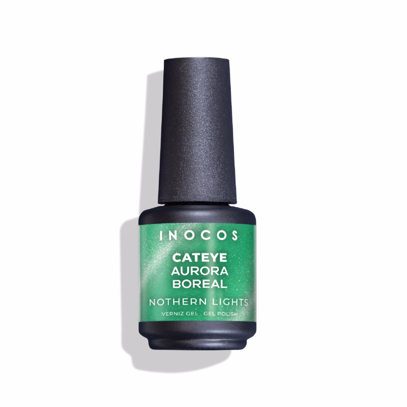 Verniz Gel com fórmula duradoura e pigmentada REF. 91.18.522 Apresentamos-te o Verniz Gel INOCOS Aurora Boreal da Coleção Cateye Celestial. Cor Verde Jase. Acabamento Brilho/Metalizado. Efeito Semi-Opaco/Leitoso. Detalhes: Verniz Gel Vegan & Cruelty Free Quantidade: 15ml Modo de uso: Após a aplicação da base, aplica uma ou duas camadas finas de verniz de gel (Cor Branco). Catalisa em Lâmpada UV (160s) ou LED (60s). Aplicar uma camada de Cateye e não catalisar. Aproximar o íman da unha para criar o efeito pretendido. Catalisa em Lâmpada UV (160s) ou LED (60s). Finalizar com uma camada de top coat. Catalisa em Lâmpada UV (160s) ou LED (60s).