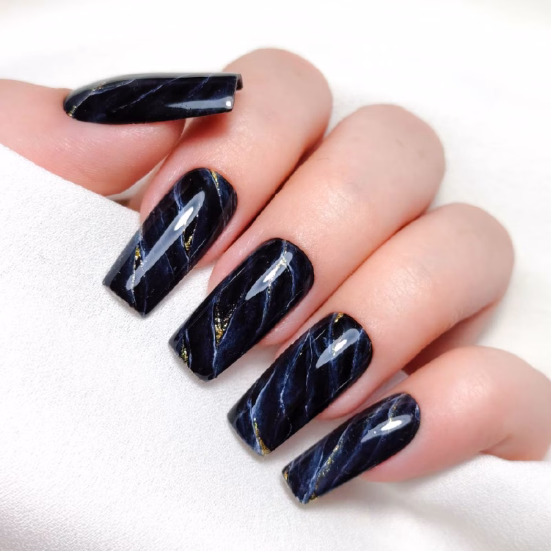 Verniz Gel Preto Puro com fórmula duradoura e pigmentada REF. 91.18.040 Apresentamos-te o Verniz Gel INOCOS Principezinho da Coleção Viagem Às Memórias. Cor Preto Puro. Detalhes: Verniz Gel Vegan & Cruelty Free Quantidade: 15ml Modo de uso: Após a aplicação da base, aplica uma ou duas camadas finas de verniz de gel. Catalisa em Lâmpada UV (120s) ou LED (60s).