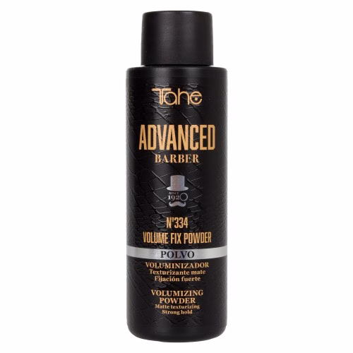 TAHE - ADVANCED BARBER VOLUME FIX POWDER Nº334 16G Acabamento mate natural Pó Volumizador | Fixação Forte Sabemos como é frustrante tentar dar volume a cabelos finos apenas para vê-los murcharem em poucas horas. Por isso criamos o Volume Fix Powder Nº334, o segredo dos barbeiros profissionais para obter um volume espetacular e uma textura incrível que dura o dia todo. O que há de especial? Nossos pós texturizantes são uma fórmula ultraleve que se funde com o cabelo, levantando-o desde a raiz e criando corpo e densidade visíveis e perceptíveis. O resultado é um visual cheio de movimento, com acabamento fosco 100% natural e zero resíduos. Como se não houvesse nada, mas com todo o controle. Benefícios que vão mudar a forma como você penteia: Volume explosivo: Transforme seu visual de apagado para espetacular em segundos. Sensação leve, sem pesar: Sua textura em pó é tão fina que você nem vai notar. Acabamento fosco e natural: Elimina o brilho indesejado deixando um visual limpo e saudável. Ideal para cabelos finos: Dá espessura e textura a cada fio para um efeito mais cheio. Fixação forte mas flexível: Oferece estrutura e flexibilidade para remodelar como quiser. Se você luta contra a falta de densidade, este pó é seu melhor aliado. Adicione o Volume Fix Powder ao seu carrinho e descubra o poder de um volume que não passa despercebido. Agite a embalagem e aplique sobre o cabelo seco, diretamente na raiz. Modele com os dedos até alcançar o estilo desejado.