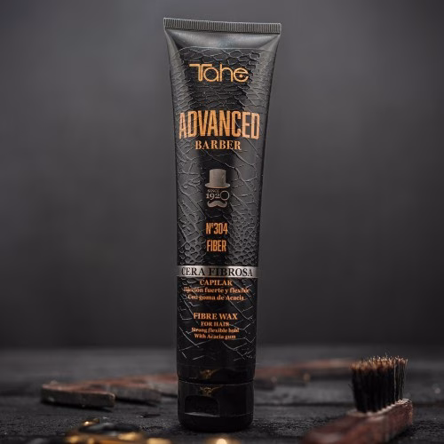 TAHE - ADVANCED BARBER CERA CAPILAR Nº304 FIBER 100ML Cera capilar fibrosa Acabamento natural. Proporciona uma fixação forte e flexível com um acabamento natural. Define, texturiza e confere densidade ao cabelo sem deixa-lo pesado. Ideal para cortes com movimento. Não deixa resíduos.  Aplicar uma pequena quantidade de cera, do tamanho de uma avelã, na palma das mãos e bata ligeiramente para que se produzam as fibras que iremos deixando cair sobre o cabelo. Dividir as fibras com os dedos pelo cabelo, à medida que vamos dando forma ao penteado. Para um maior controle do penteado em cabelos rebeldes e abundantes, aplicar uma quantidade adicional na palma das mãos, aquecer até que se misture completamente e aplicar dando forma. Pode-se aplicar, em cabelo seco ou húmido. Evitar o contacto com os olhos.