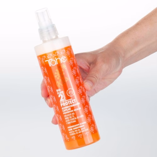 TAHE - BIO-FLUID KIDS CONDICIONADOR DE PROTEÇÃO 300ML Preventivo contra infecção de piolhos Com ativos naturais. Todos os tipos de cabelo. Uso frequente. Estudos dermatológicos apoiam a eficácia do óleo de Árvore de Chá como um preventivo natural contra a infecção de piolhos.  Gama especialmente formulada para cabelos infantis frágeis, com princípios ativos suaves, emolientes e respeitosos, tanto com a pele como com os cabelos. Elimina completamente emaranhados de cabelo instantaneamente. 0% Parabens e sulfatos. Ideal para crianças e também para mães que querem tratar seus cabelos com suavidade especial.
