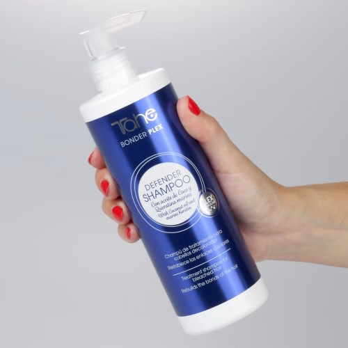 TAHE - BONDER PLEX DEFENDER SHAMPOO 1000 ML Com óleo de coco e queratina marinha Champô de tratamento para cabelos descolorados Restabelece as ligações capilares. Fórmula de lavagem ultra suave para o cabelo e couro cabeludo. De uso frequente. Mantém o cabelo forte, suave e brilhante, quando descolorado ou tratado quimicamente. Corrige os tons amarelos indesejados. Aplicar a quantidade necessária no cabelo molhado e massajar, deixar atuar 2 minutos e retirar abundantemente com água.