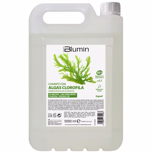 TAHE - BLUMIN SHAMPOO COM ALGAS DE CLOROFILA 5000 ML Uso frequente Uso frequente de shampoo com algas de clorofila O Shampoo de Algas Clorofilas da Blumin é ideal para uso frequente e foi projetado para cuidar do seu cabelo de forma delicada e eficaz. Com pH neutro de 5,5, é perfeito para todos os tipos de cabelo, mantendo o equilíbrio natural do couro cabeludo. Características do Shampoo de Algas Clorofilas Natural e vegano: Formulado com 93% de ingredientes de origem natural, é uma opção ideal para quem busca produtos ambientalmente amigáveis. Enriquecido com algas da clorofila: o extrato de Fucus Vesiculosus, conhecido por suas propriedades nutritivas e revitalizantes, fornece ao seu cabelo minerais e vitaminas essenciais para uma aparência saudável e radiante. Hidratação e maciez: Graças à presença de glicerina na fórmula, oferece uma hidratação profunda, deixando o cabelo macio e fácil de controlar. Fórmula não agressiva: Seu pH neutro e composição cuidadosamente equilibrada a tornam adequada para lavagens frequentes sem danificar o cabelo ou o couro cabeludo. Testado medicamente: A segurança e eficácia do produto foram testadas medicamente, garantindo cuidados capilares confiáveis e de alta qualidade. Econômico e prático: Apresentado em um generoso formato de 5 litros, este shampoo é uma opção econômica e duradoura.