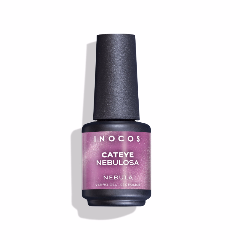 Verniz Gel com fórmula duradoura e pigmentada REF. 91.18.519 Apresentamos-te o Verniz Gel INOCOS Nebulosa da Coleção Cateye Celestial. Cor Violeta. Acabamento Brilho/Metalizado. Efeito Semi-Opaco/Leitoso. Detalhes: Verniz Gel Vegan & Cruelty Free Quantidade: 15ml Modo de uso: Após a aplicação da base, aplica uma ou duas camadas finas de verniz de gel (Cor Branco). Catalisa em Lâmpada UV (160s) ou LED (60s). Aplicar uma camada de Cateye e não catalisar. Aproximar o íman da unha para criar o efeito pretendido. Catalisa em Lâmpada UV (160s) ou LED (60s). Finalizar com uma camada de top coat. Catalisa em Lâmpada UV (160s) ou LED (60s).