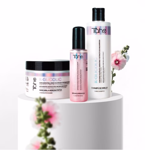 TAHE - PACK K-GLICOLIC SHAMPOO 300ML + MÁSCARA 300ML + SÉRUM 100ML Revitalize o seu cabelo da raiz às pontas Transforme sua rotina capilar com o Kit de Cuidado Completo com AHAs, uma combinação de três produtos avançados formulados com ácido glicólico para devolver saúde, brilho e facilidade de manejo ao seu cabelo. Este kit foi desenvolvido para limpar, hidratar e reparar profundamente, oferecendo um tratamento completo para o couro cabeludo e a fibra capilar. O que inclui: Shampoo Esfoliante de Brilho com ácido glicólico. Máscara Hidronutritiva com ácido glicólico. Sérum Iluminador com ácido glicólico.