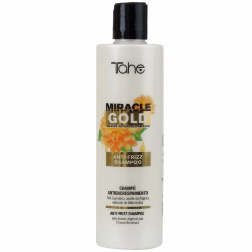 TAHE - MIRACLE GOLD ANTI FRIZZ SHAMPOO 300ML Milagre anti-frizz Com Queratina, óleo de Argão e extrato de Camomila. Fórmula suave, concebida para restaurar a fibra capilar, para melhorar a maneabilidade do cabelo, proporcionando em simultâneo luminosidade e suavidade. Controlo do encrespamento. De uso diário.  No cabelo molhado, aplicar a quantidade suficiente e massajar suavemente o cabelo e couro cabeludo. Passar abundantemente por água. 