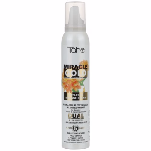 TAHE - MIRACLE GOLD ANTI FRIZZ FIXAÇÃO FORTE MOUSSE 200ML Milagre anti-frizz Com Queratina e extrato de Camomila e Bardana. Espuma capilar de fixação forte-flexível que controla o encrespamento e protege face à energia estática: LISO PERFEITO, formas voluptuosas (secagem com prancha ou brushing). CARACÓIS DEFINIDOS E FLEXÍVEIS (secagem com difusor). Antiestaticidade. Sem resíduos. Brilho intenso. No cabelo lavado e húmido, distribuir a quantidade suficiente por toda a fibra capilar, distribuir uniformemente. Proceder à secagem com a técnica desejada. (Em caso de obstrução, lavar o difusor com água quente).