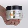 TAHE - MIRACLE GOLD ANTI FRIZZ MÁSCARA CABELOS FINOS 300ML Milagre anti-frizz Com Queratina, Provitamina B5 e extrato de Camomila. Máscara antiencrespamento, disciplina os cabelos encrespados e finos. Hidratação profunda, volume, brilho intenso e suavidade infinita. Não deixa o cabelo pesado. Aplicar a quantidade necessária no cabelo lavado e húmido. Massajar com a ponta dos dedos e deixar atuar 2 minutos. Passar abundantemente por água. Usar 2 vezes por semana.